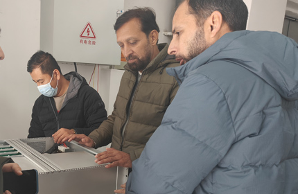 巴基斯坦客户来我厂验收100KV高压电源！